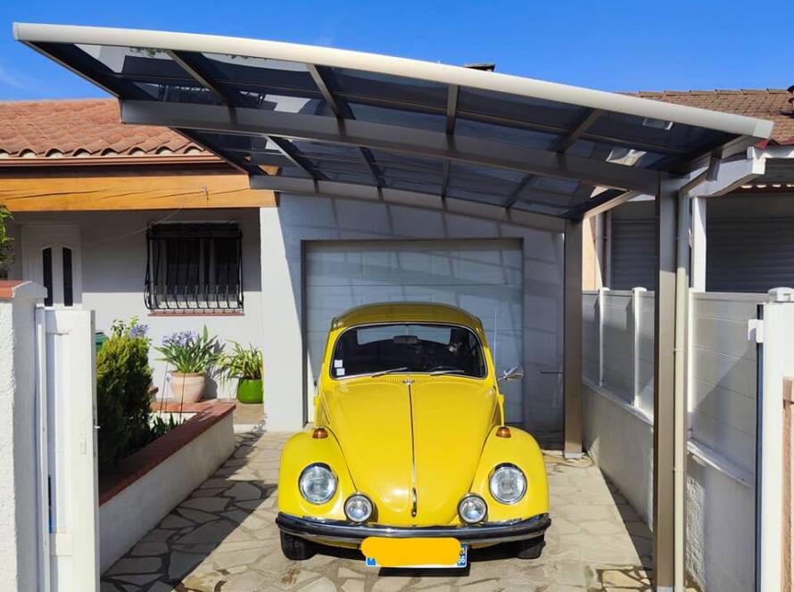abri voiture devant maison