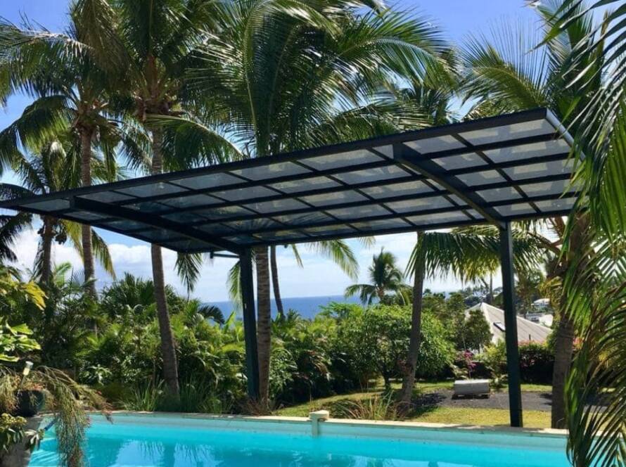 abri bord de piscine