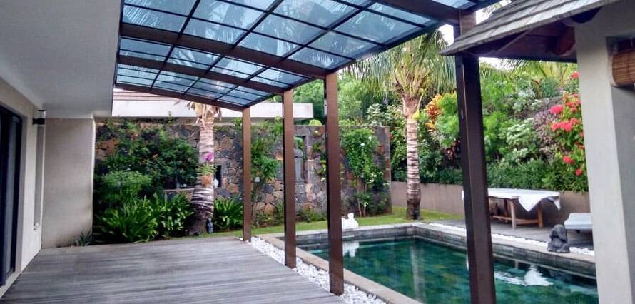 carport et piscine